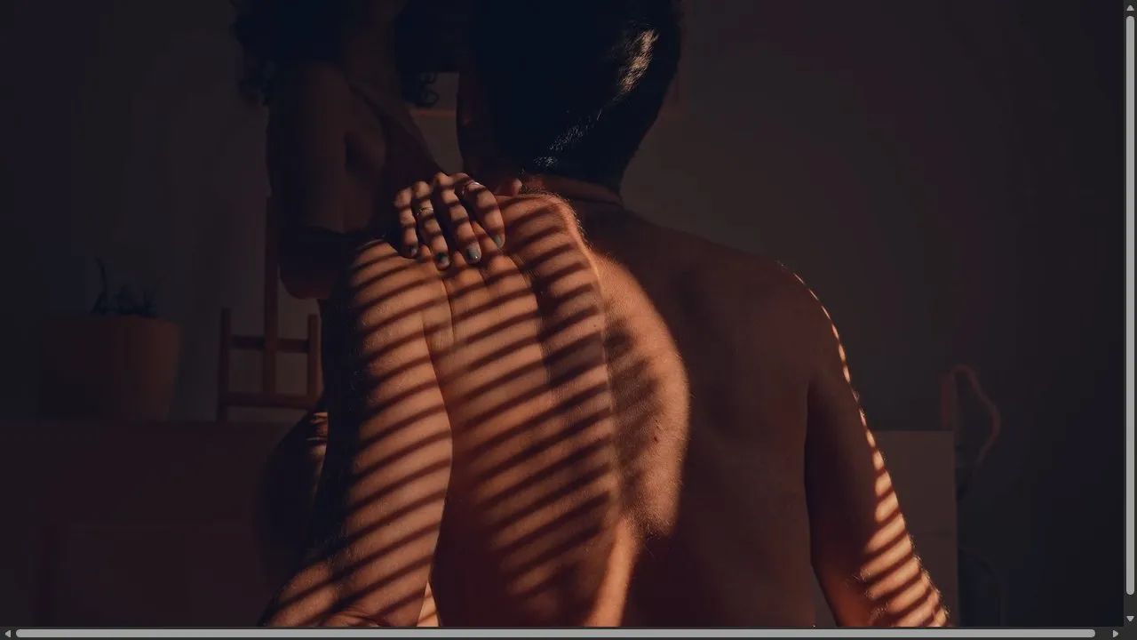 Ein privater Massageraum mit gedimmtem Licht und hochwertigen Textilien