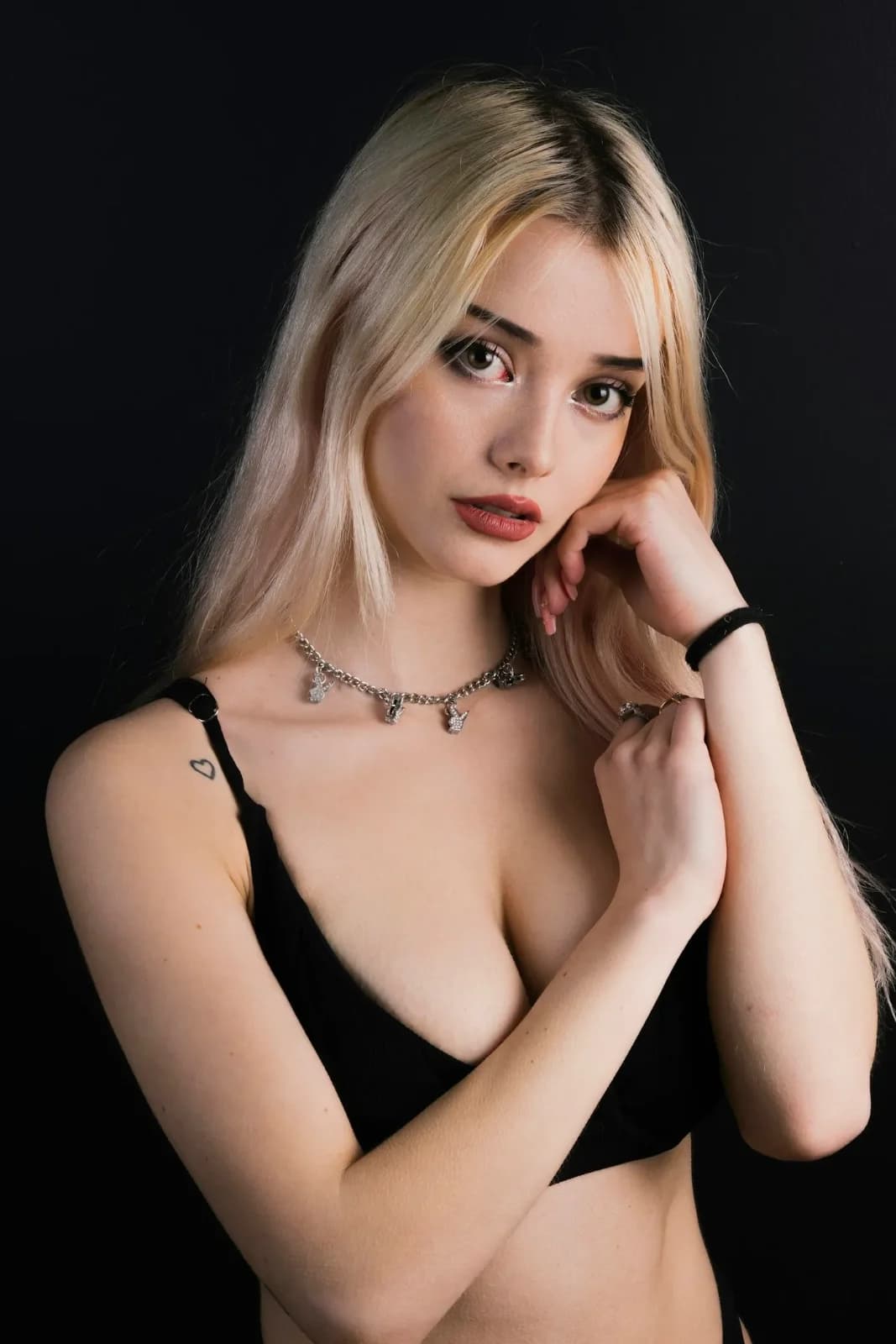 Lucia mit langen blonden Haaren, Nahaufnahme mit der Hand am Kinn